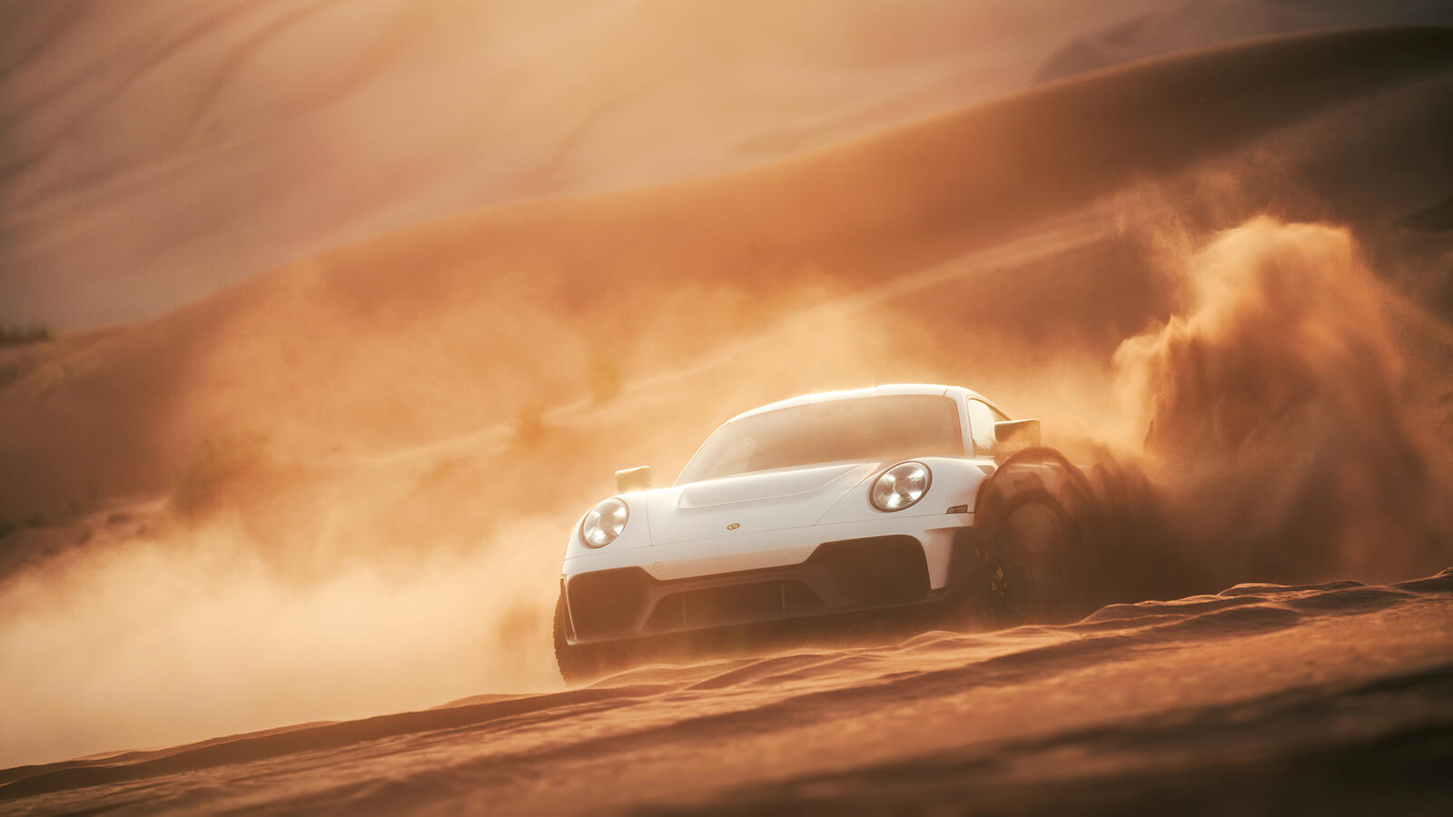 Бесплатное фото Porsche 911 дрифтит в пустыне