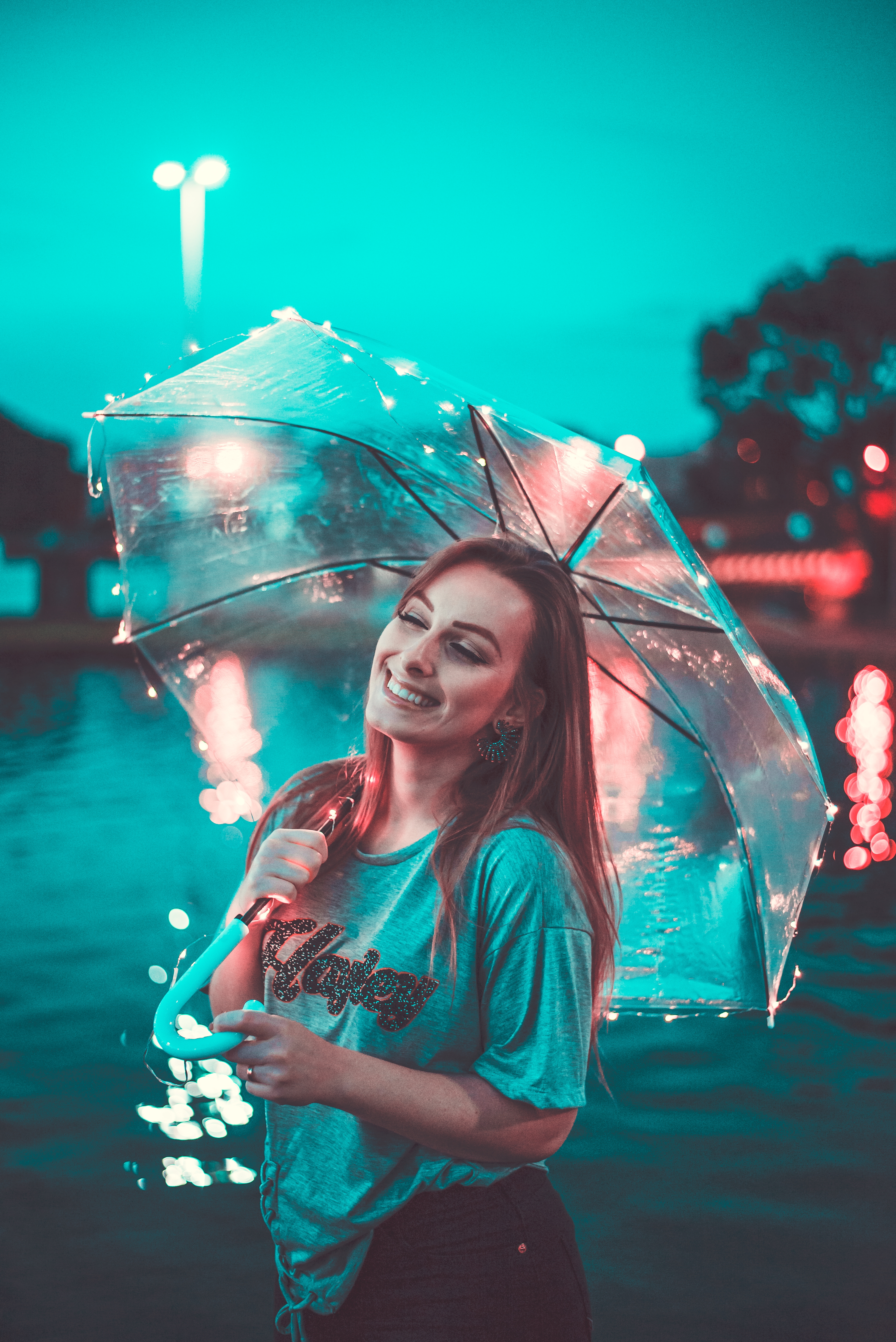 Фото бесплатно женщина, улыбается, прозрачный зонтик