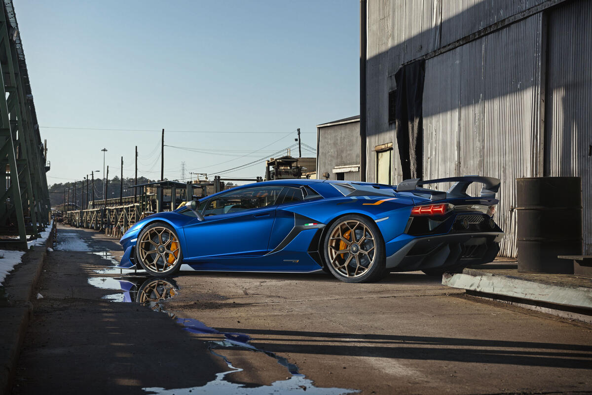 Lamborghini Aventador SVJ синего цвета вид сзади