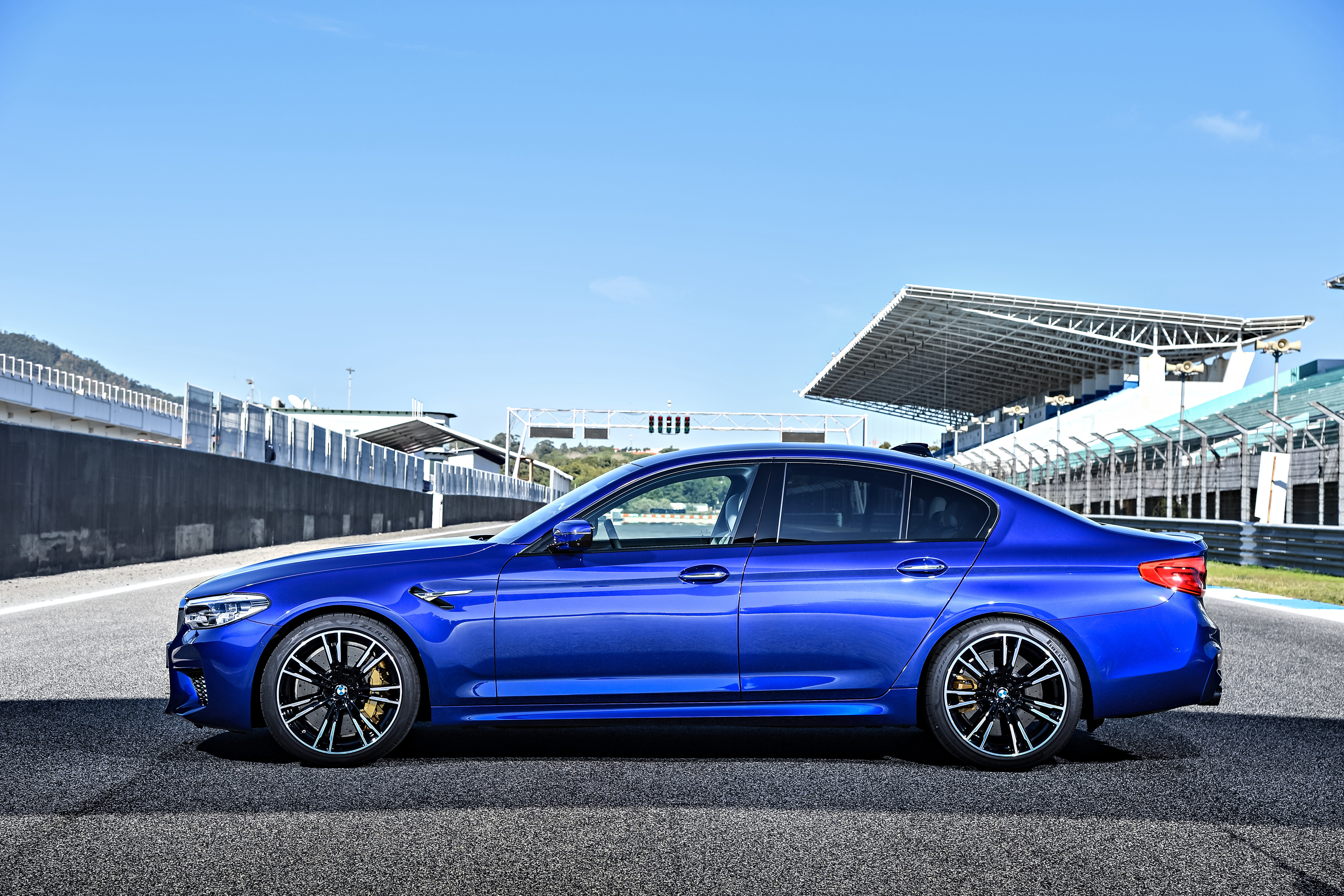 Фото бесплатно BMW M5, синий, черные диски