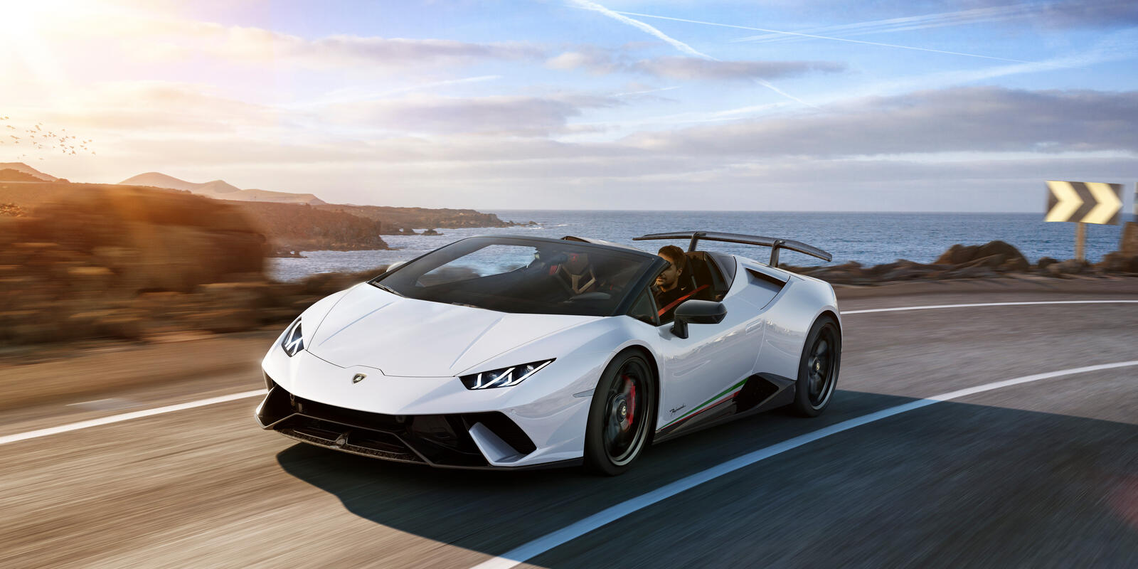 Free photo Lamborghini Huracan Performante Spyder on a country road