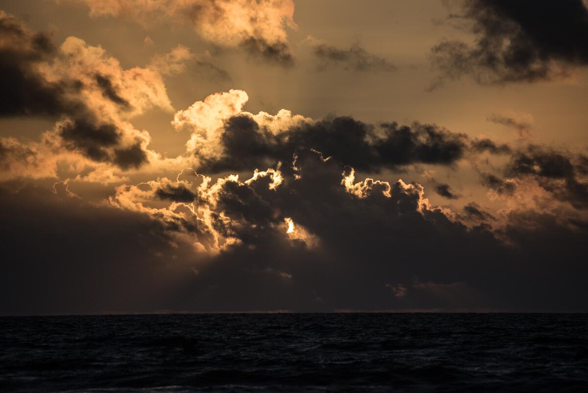 Густые облака над морем закрывают солнце