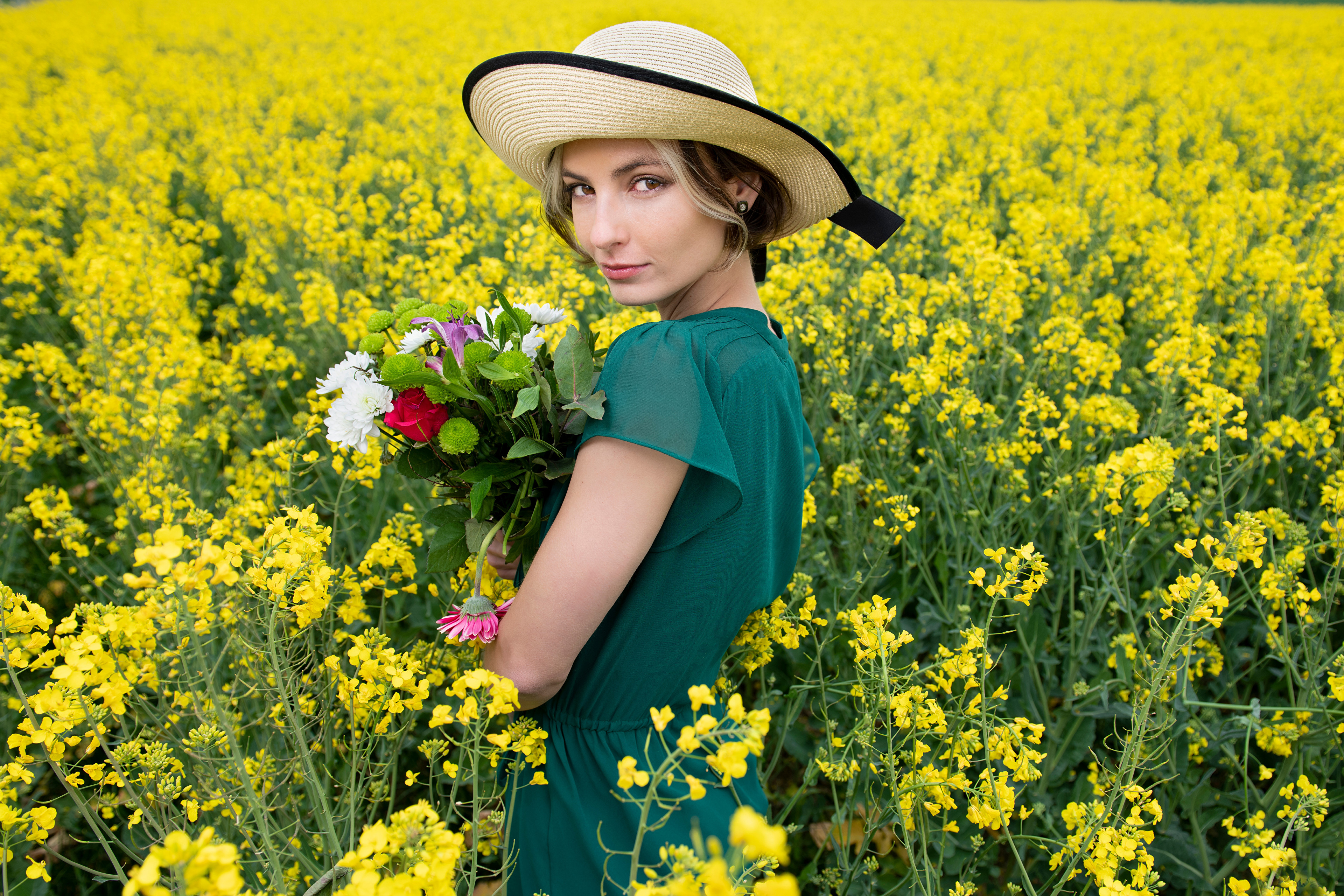Photo free woman, bouquets, hat