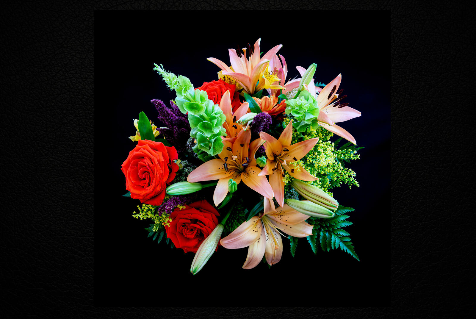 Free photo Bouquet of flowers on black background
