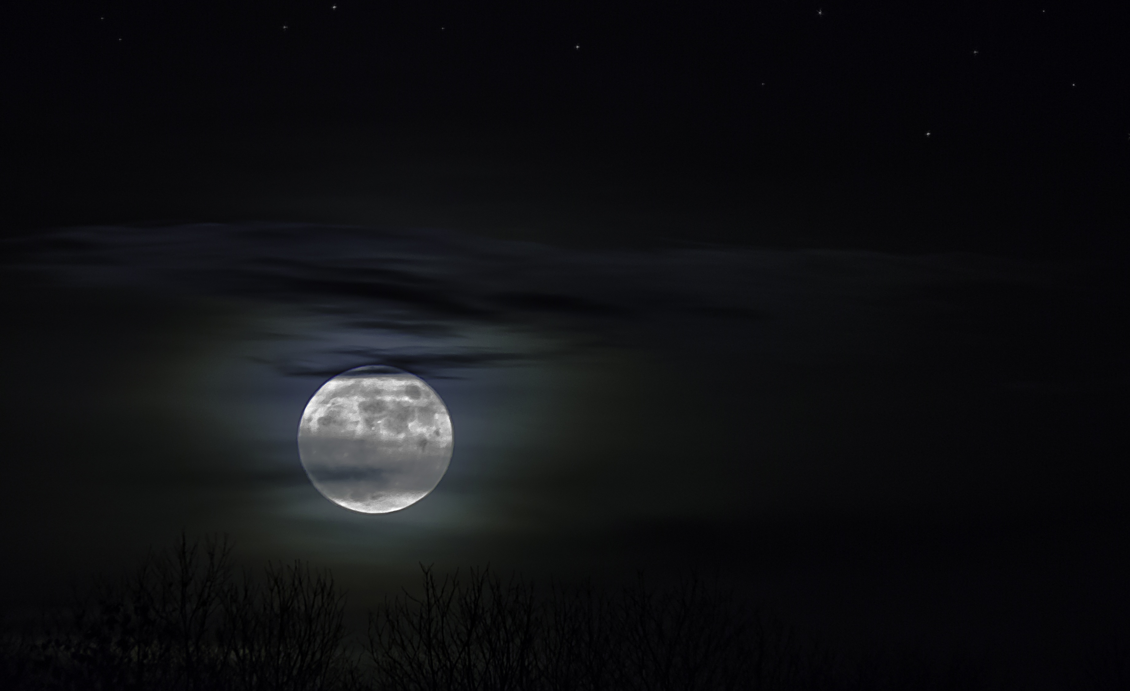 Бесплатное фото Луна на облачном небе