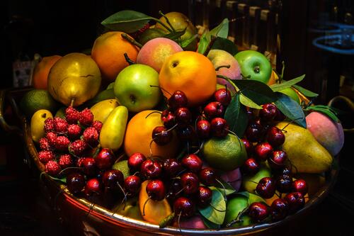 Большая корзина с фруктами и ягодами