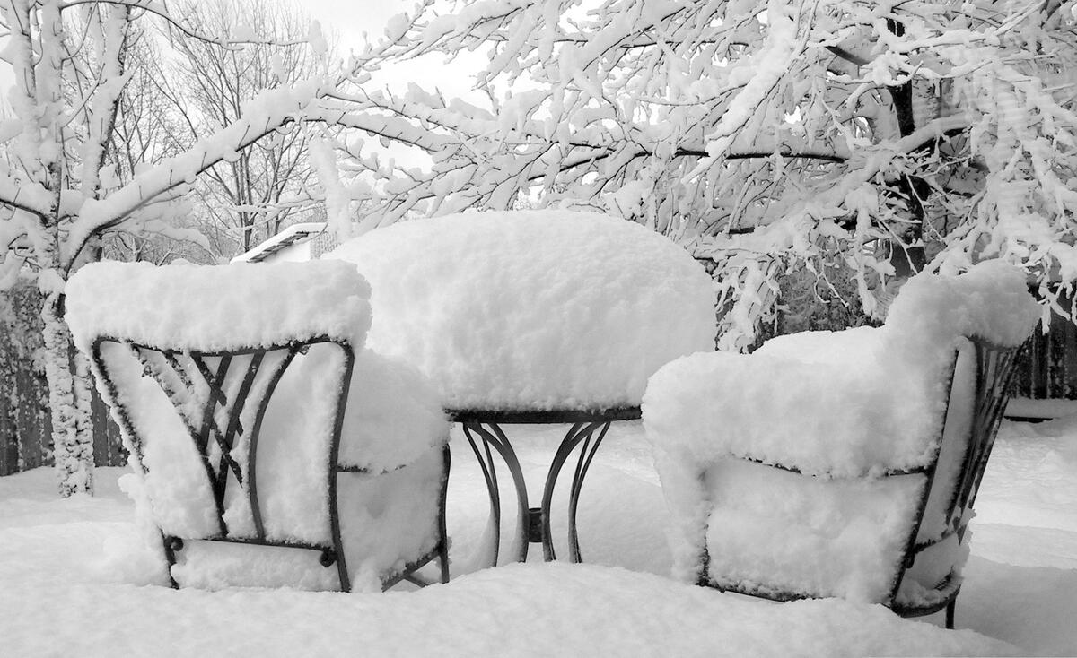 夏天的椅子上躺着大堆的积雪