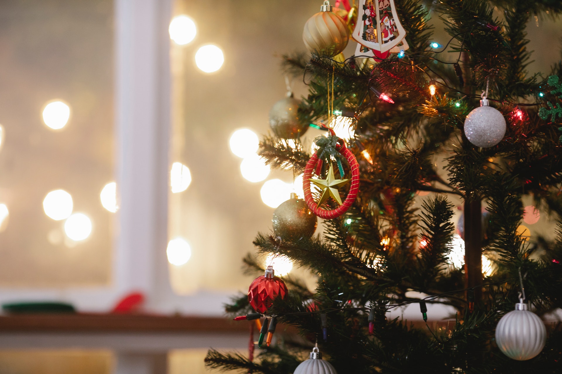 Фото бесплатно елка, праздники, новогодние лампочки