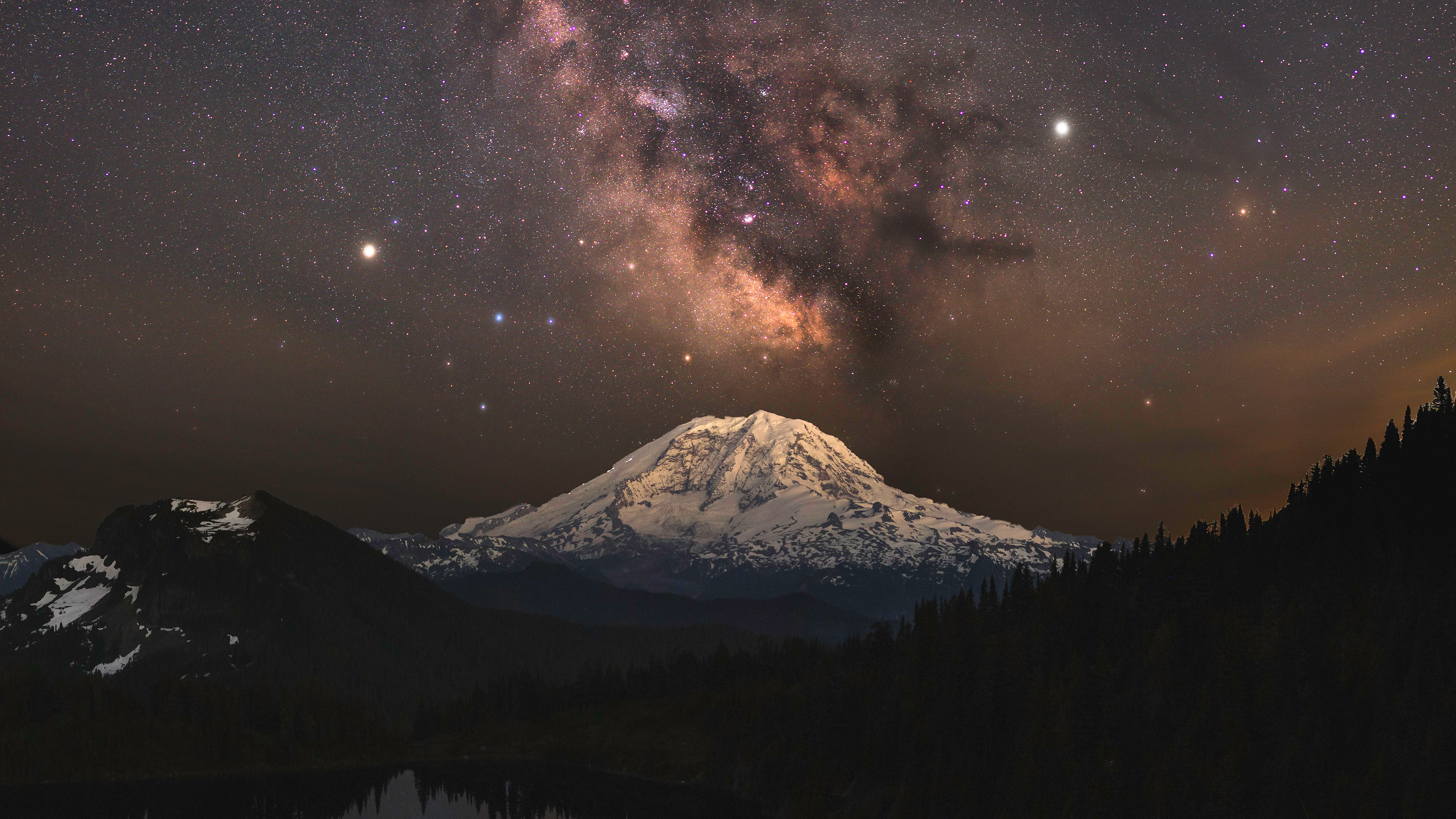 Free photo The Milky Way over the snowy mountains