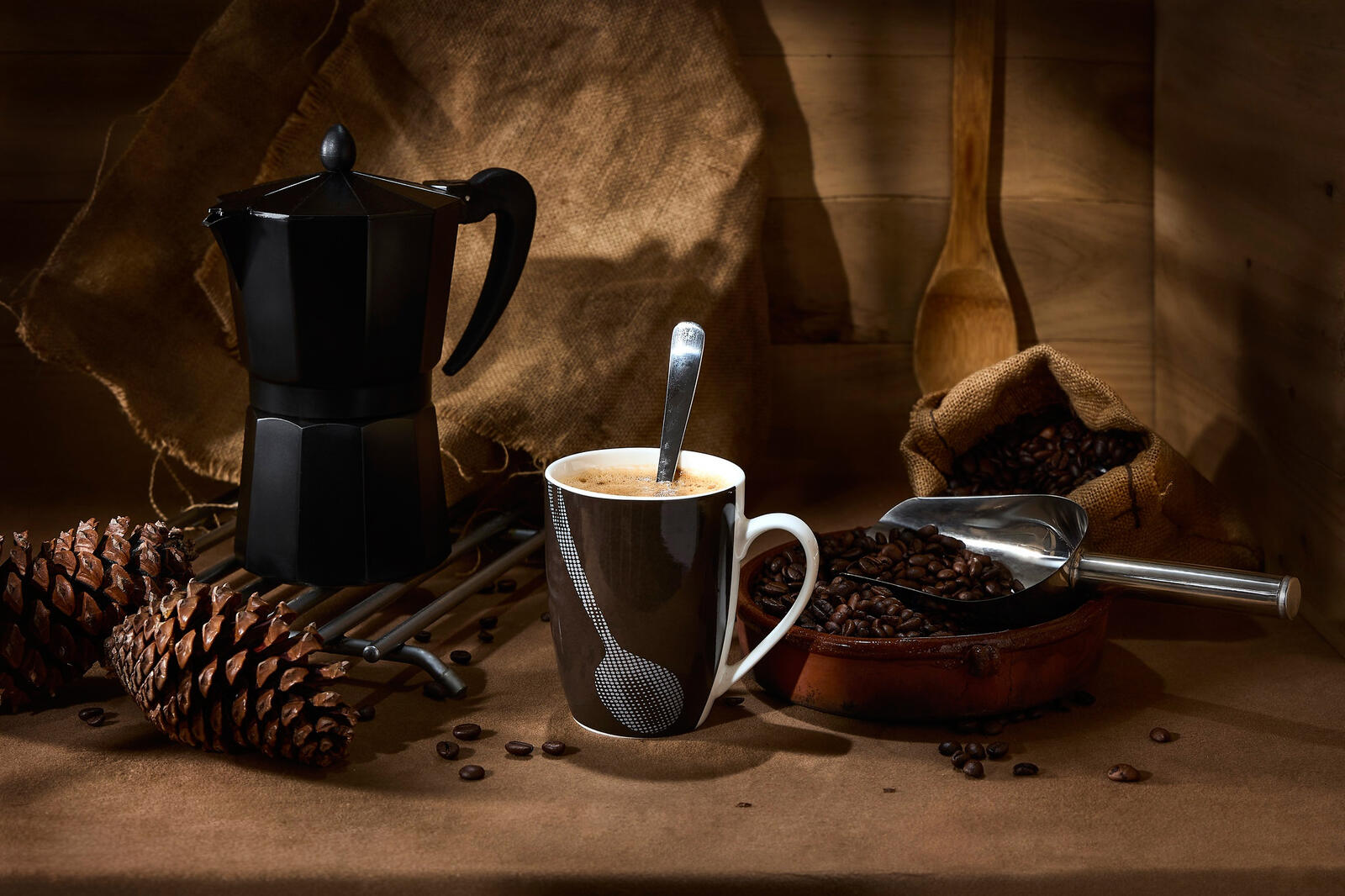 Бесплатное фото Кофейные зерна с кружкой кофе