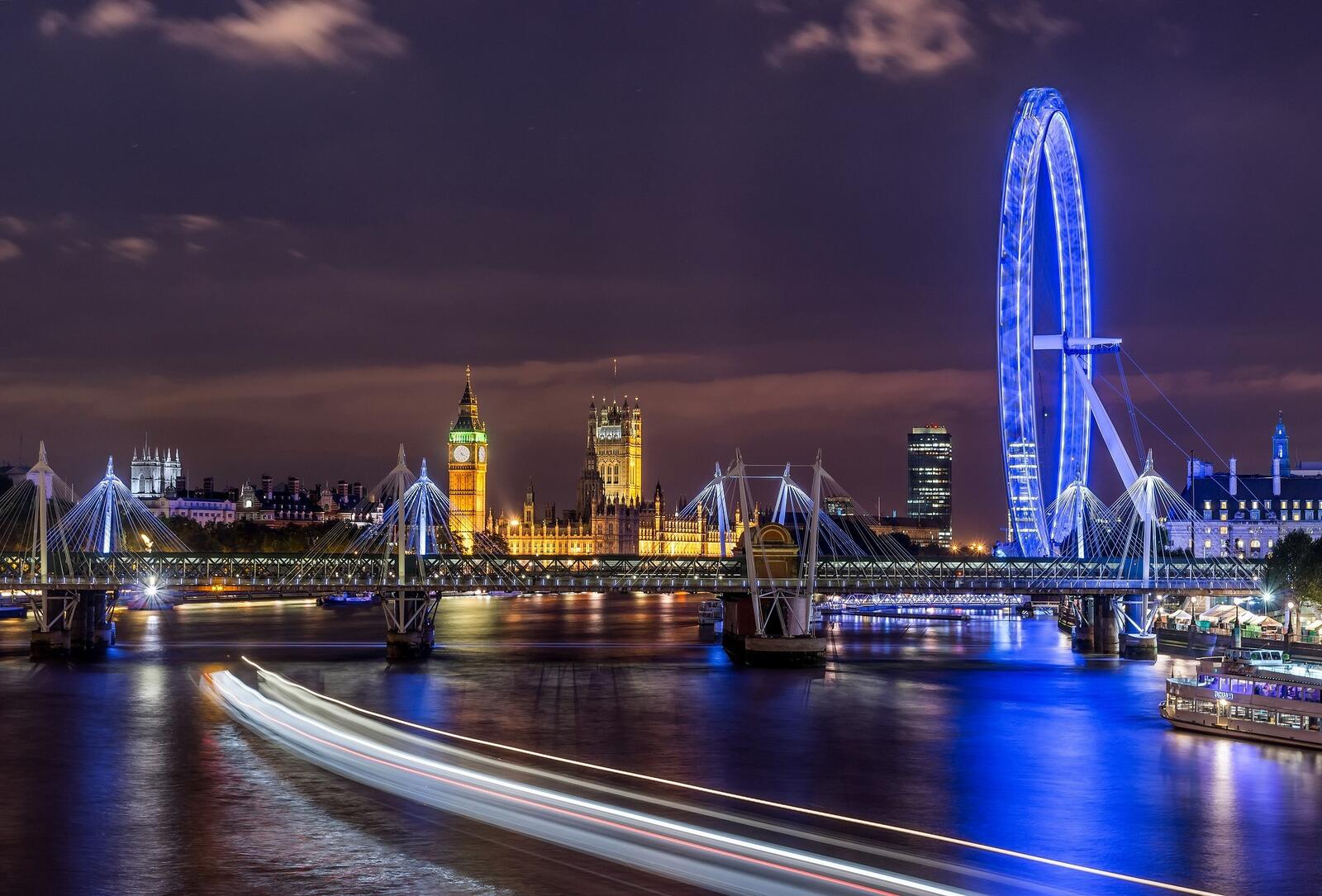 Free photo The glowing Ferris wheel in London