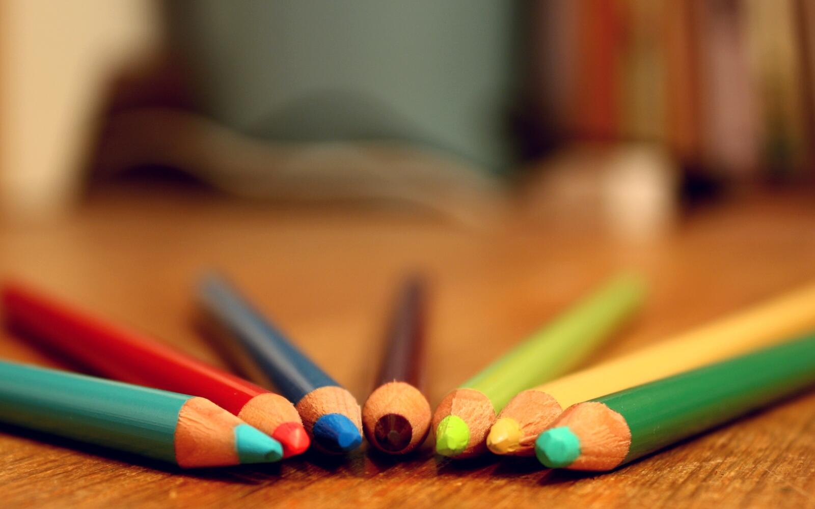 Обои карандаши цветные красочный на рабочий стол