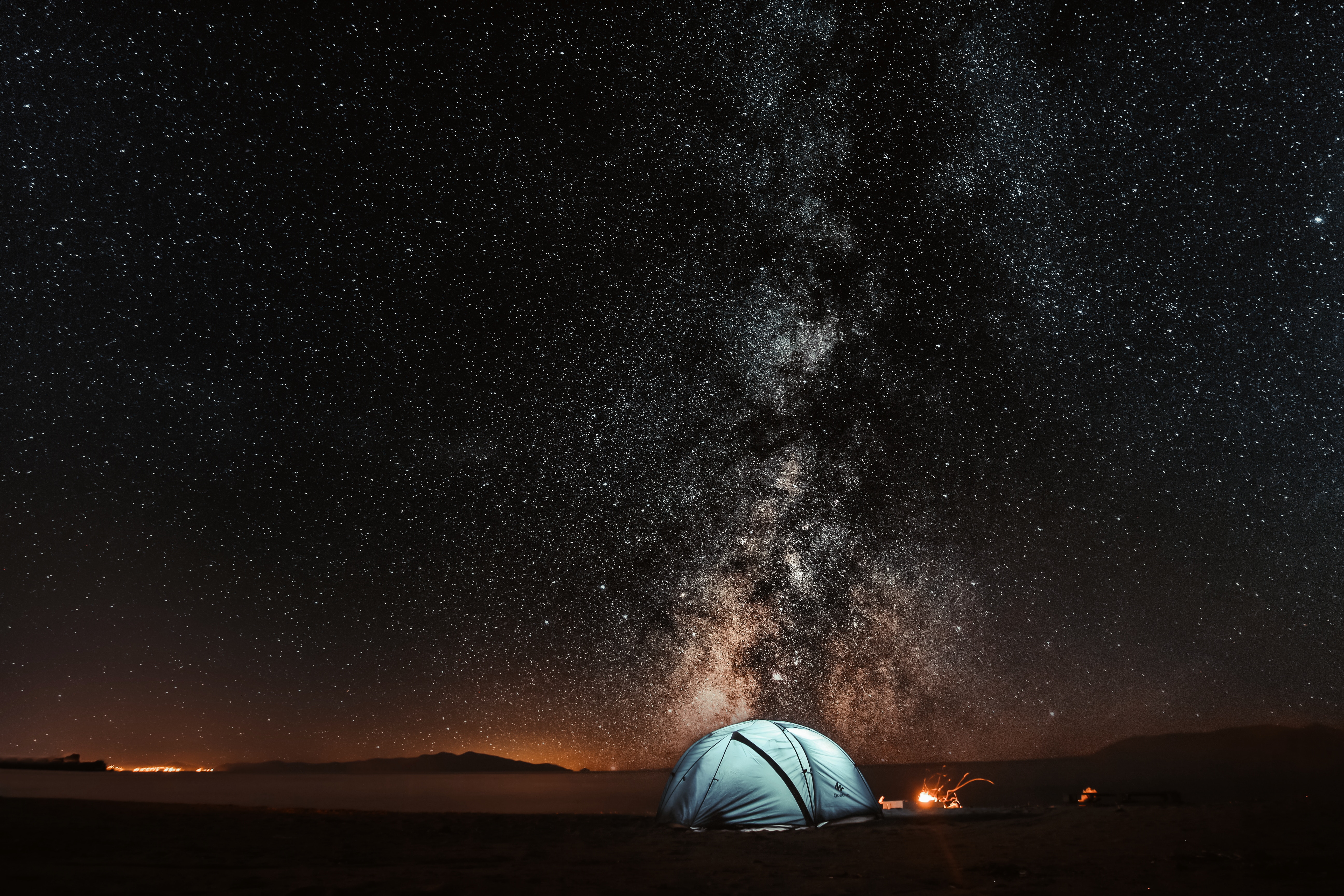 Палатка и звездное небо · бесплатное фото