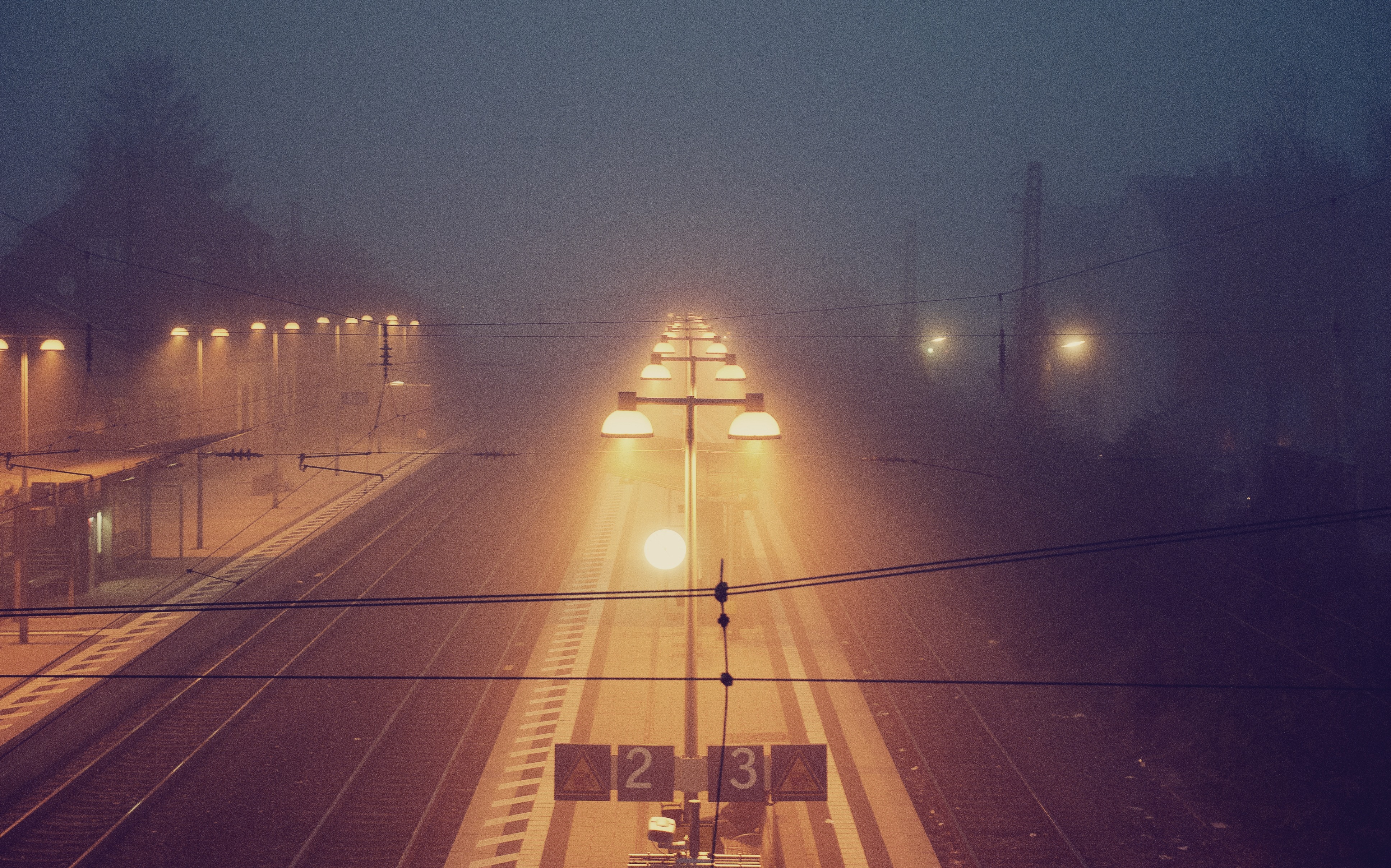 Осветил дорогу сердцем. Освещение станции. Город в тумане. Освещение ЖД станций. Станция туман.