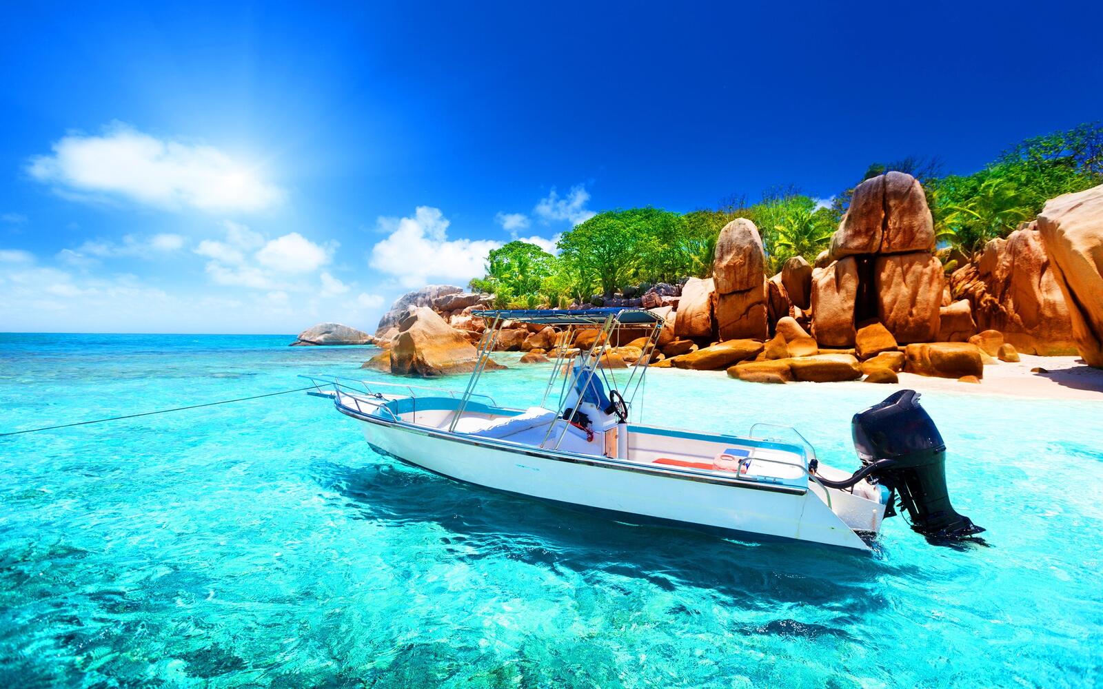 Бесплатное фото Небольшой катер на Сейшельских островах
