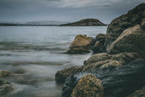 Каменистый берег моря