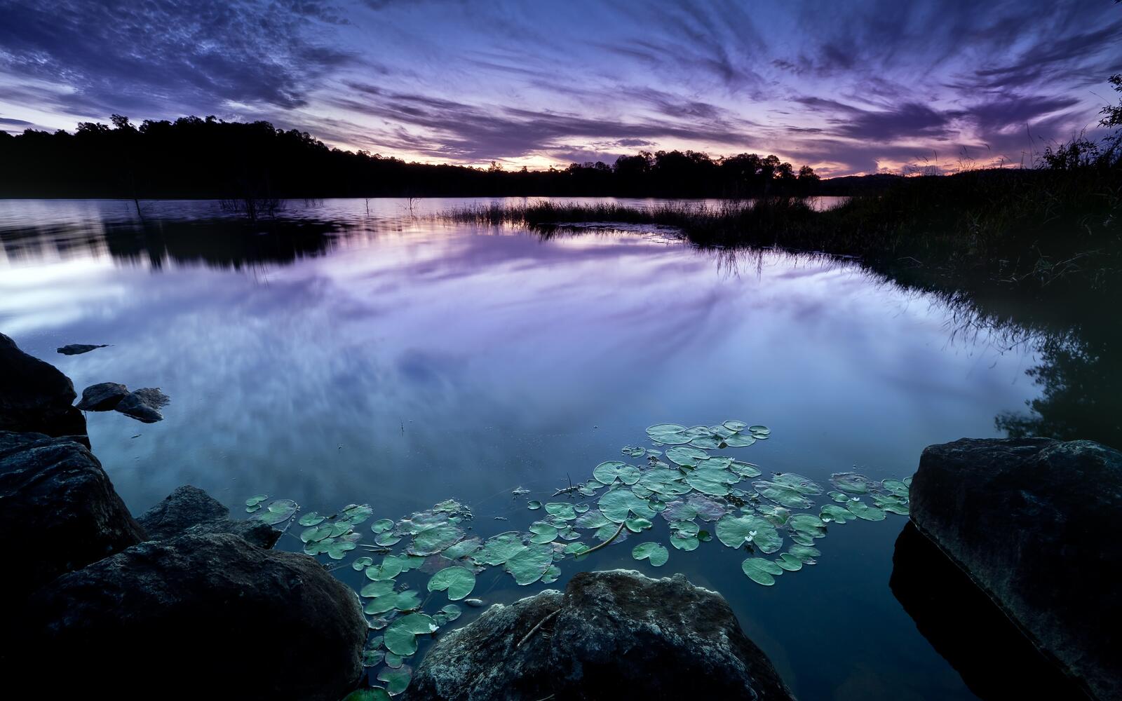 Бесплатное фото Сумерки над озером