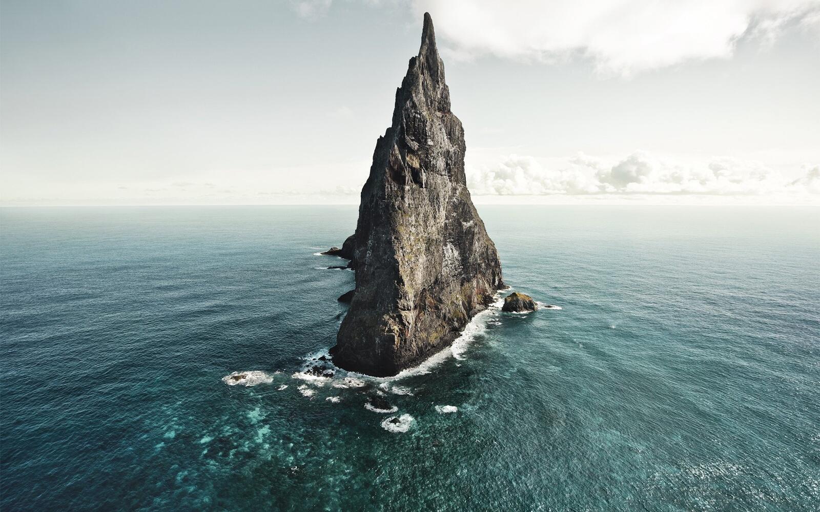 Бесплатное фото Острая скала в море