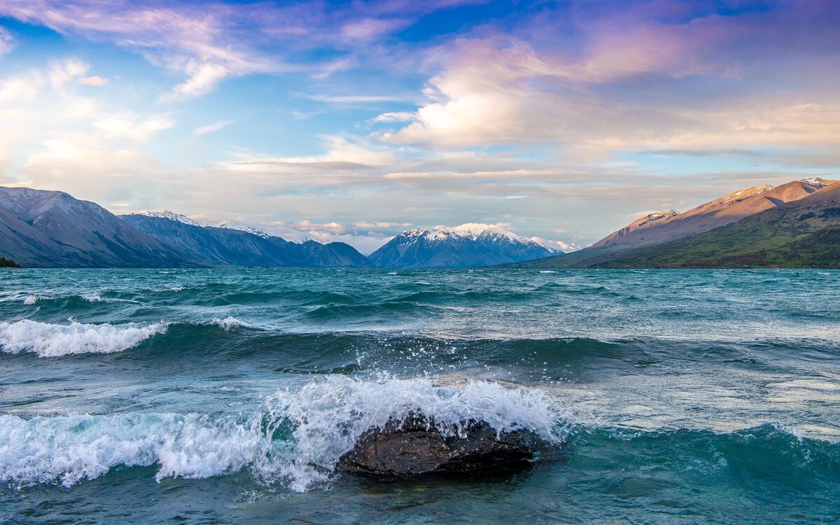 Большие волны на озере в Новой Зеландии