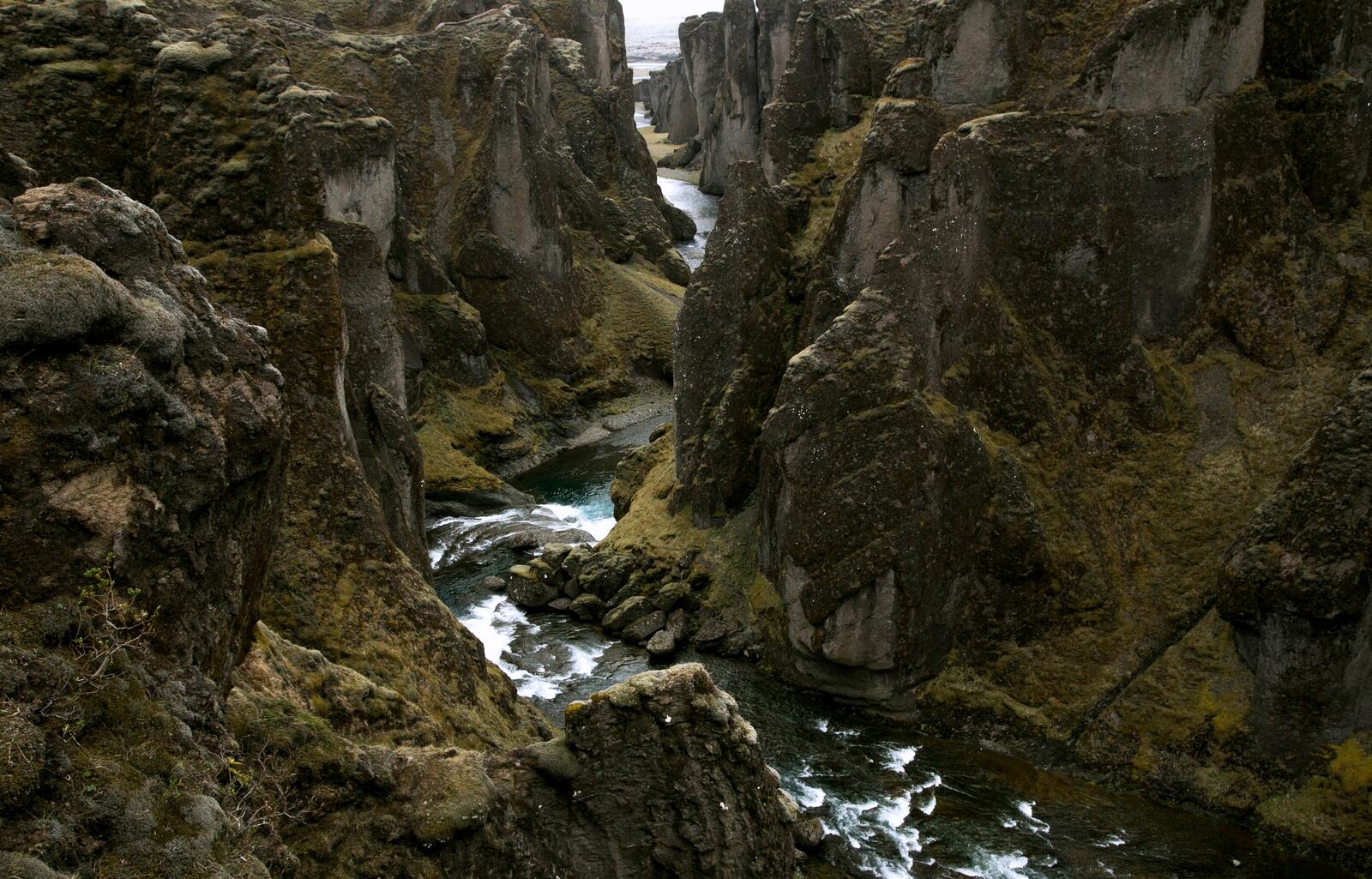Бесплатное фото Река в ущелье гор
