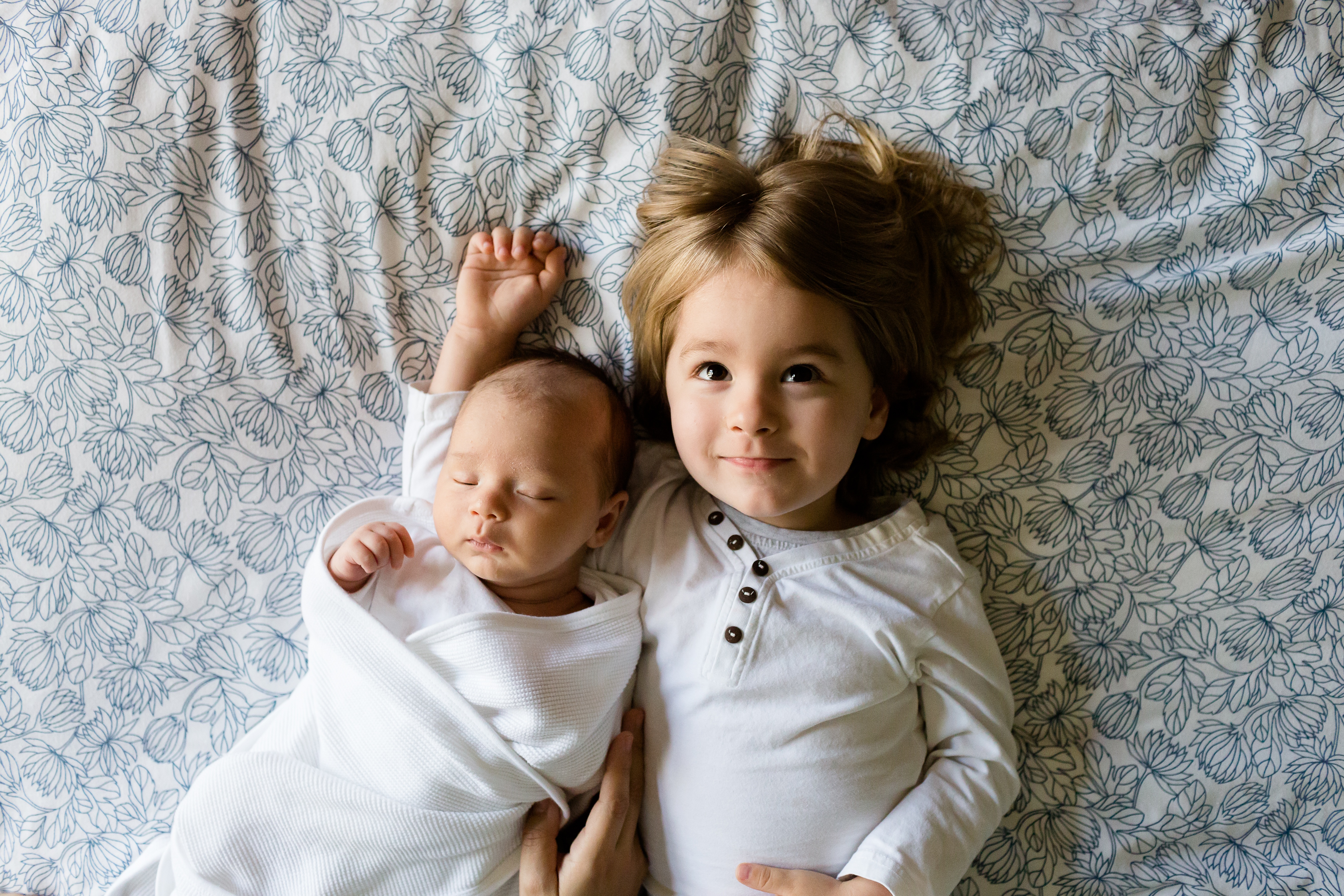 Обои брат и сестра малыш бесплатные изображения на рабочий стол